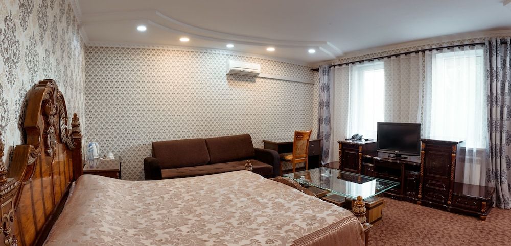 Grand Hotel Deluxe Double Room 4