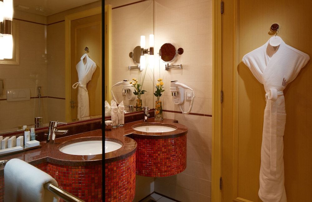 Millennium Hotel and Convention Centre Kuwait Standard Single Room, 1 King Bed 5