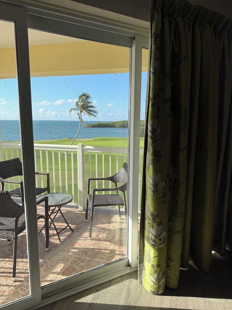 The Grand Caymanian Resort Studio One Queen Bed - Ocean View 7