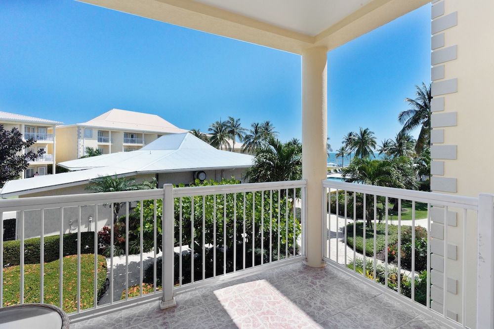 The Grand Caymanian Resort Studio One Queen Bed - Ocean View 8