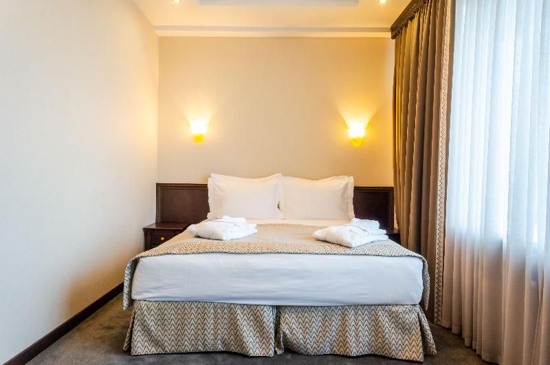 DOUBLE SINGLE USE KING SIZE BED