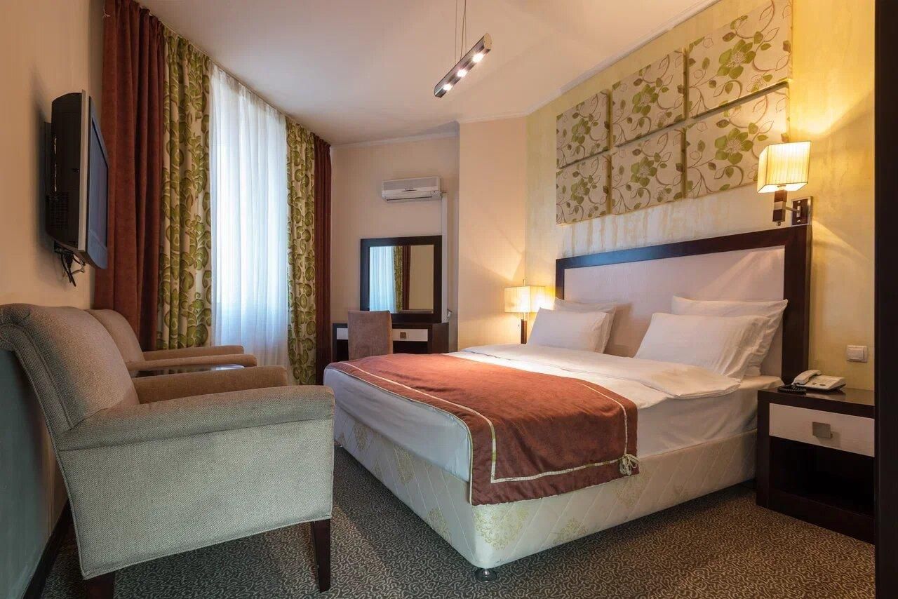 Deluxe - 1 King Bed