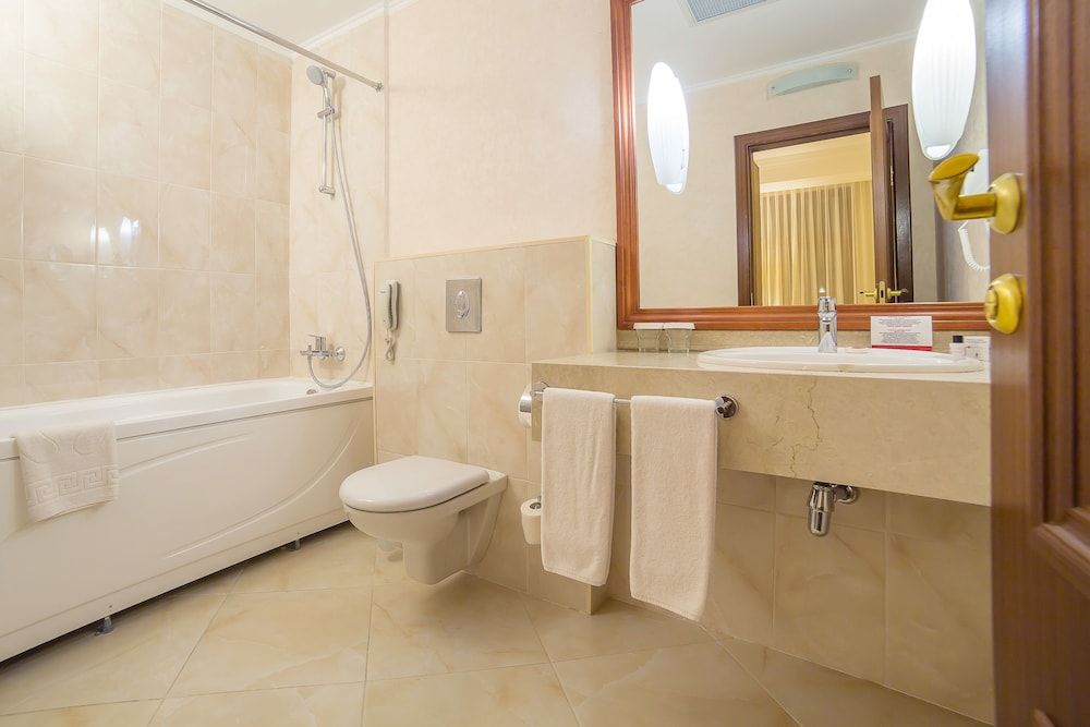 Ramada by Wyndham Almaty Standard Room, 1 King Bed, Non Smoking 4