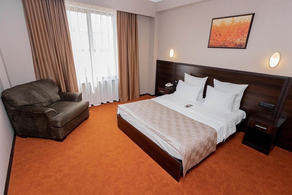 Superior Suite, 1 King Bed, Non Smoking (Living Room)