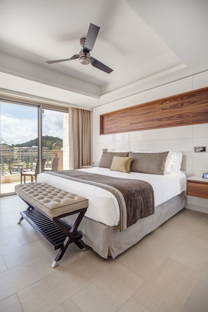Luxury Presidential One Bedroom Swim Out Diamond Club