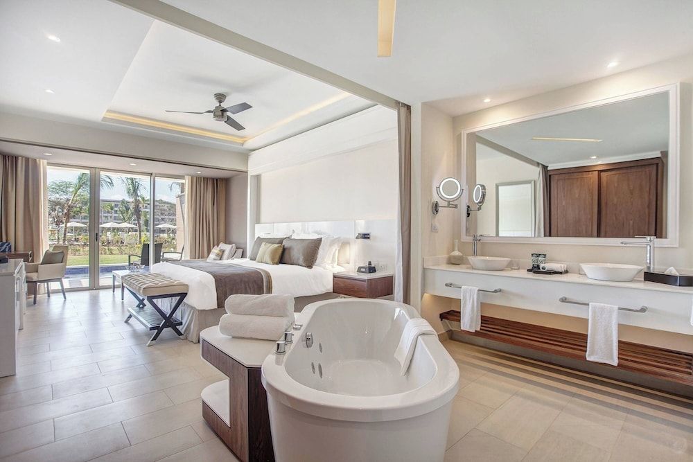 Luxury Penthouse One bedroom suite Ocean view terrace jacuzi Diamond Club