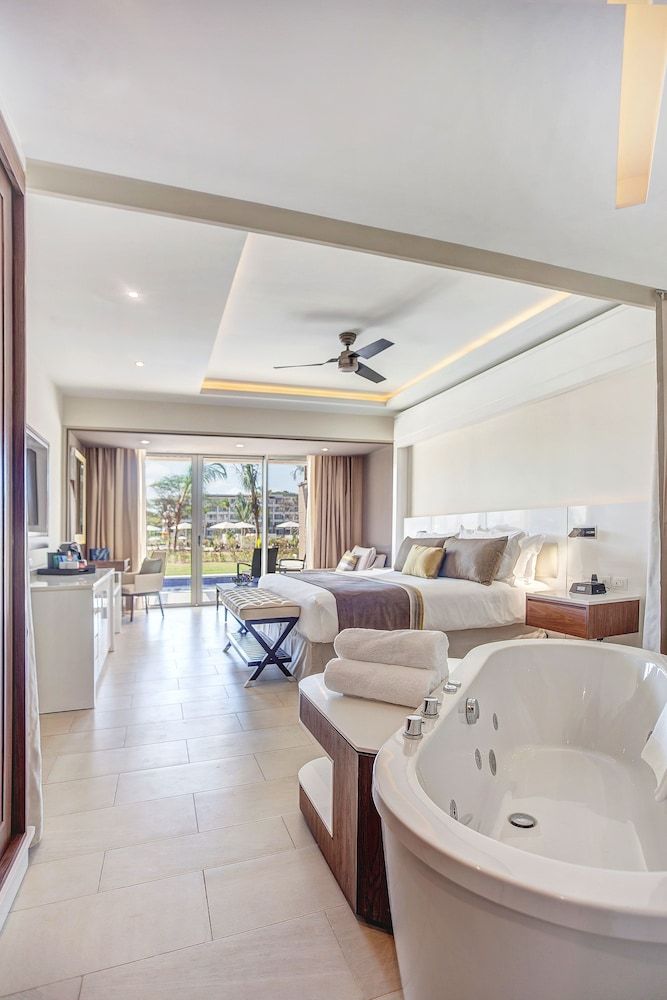 Luxury Junior Suite Swim Out Diamond Club