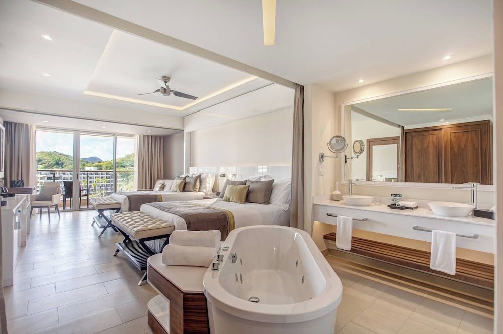 Luxury Presidential One Bedroom Swim Out Diamond Club