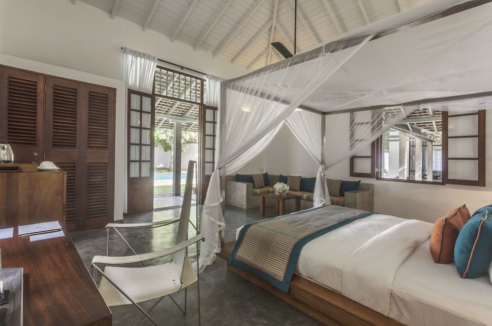 Suite, Pool View