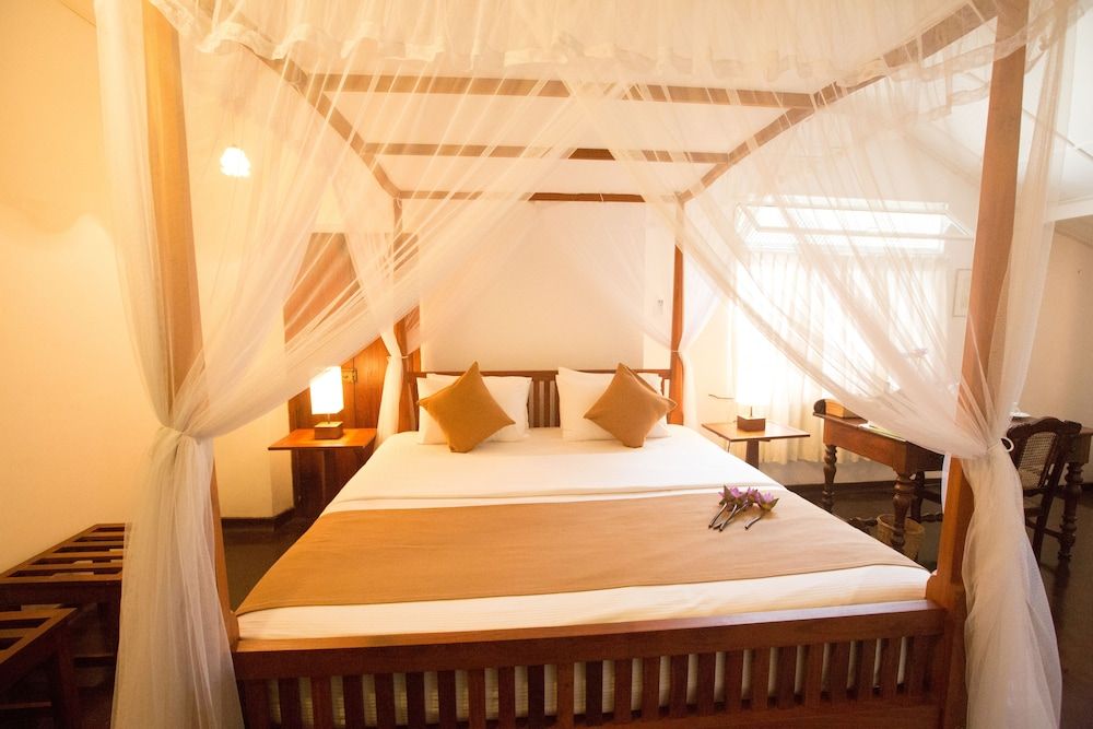 Deluxe Suite, 1 King Bed, Private Bathroom, Garden View