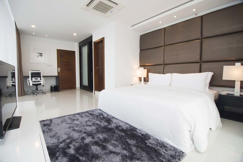 undefined Platinum One Suites