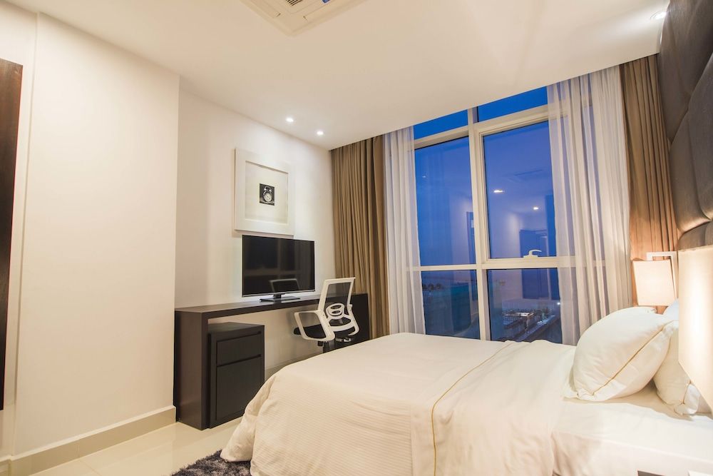 Platinum One Suites Premium Apartment, 3 Bedrooms, City View 3