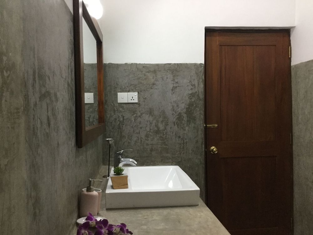 Hanthana House Deluxe Double or Twin Room 13