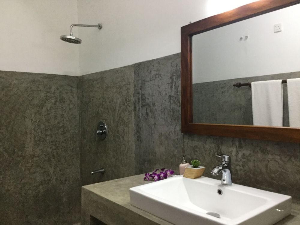 Hanthana House Deluxe Double Room 19