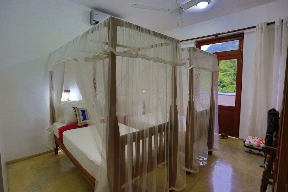 Hanthana House Deluxe Double or Twin Room 2