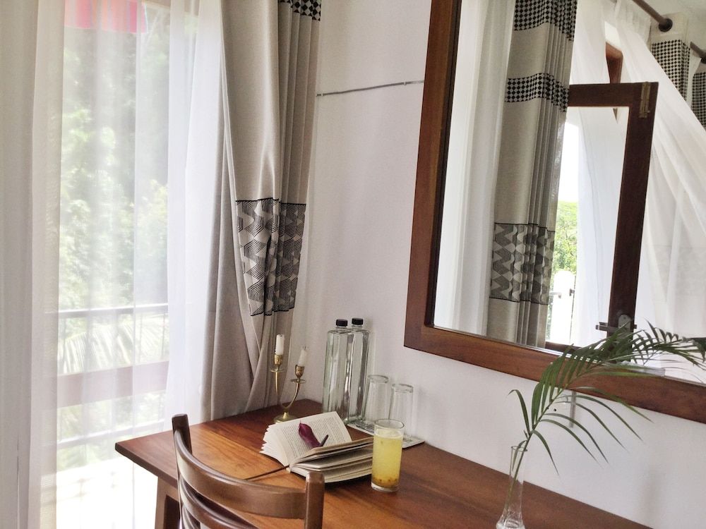Hanthana House Deluxe Double or Twin Room 8