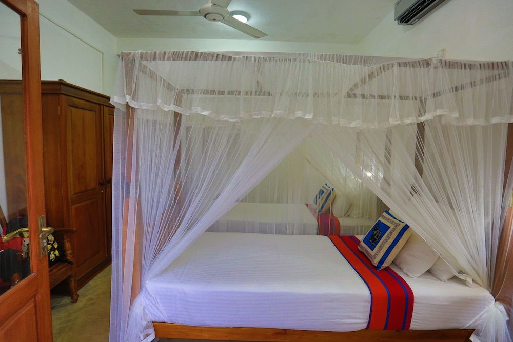 Hanthana House Deluxe Double or Twin Room 6