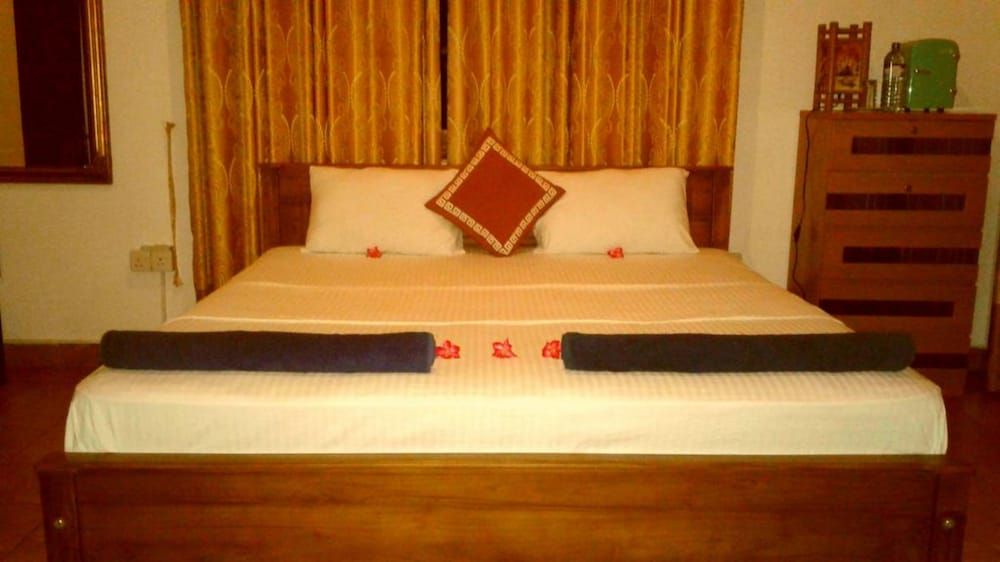 The Blue Beach Guesthouse Deluxe Double Room, 1 King Bed, Pool Access, Pool View 2