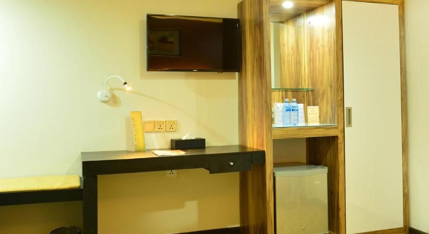 undefined Pearl City Hotel 7