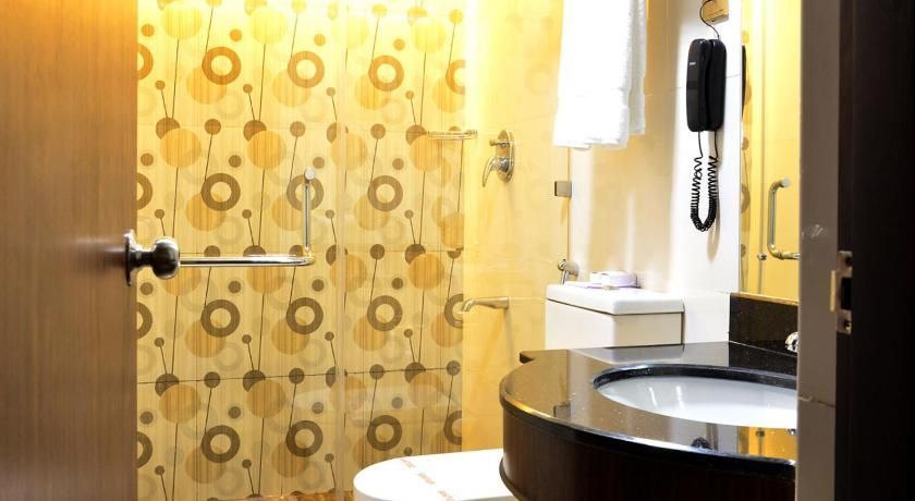 undefined Pearl City Hotel 6