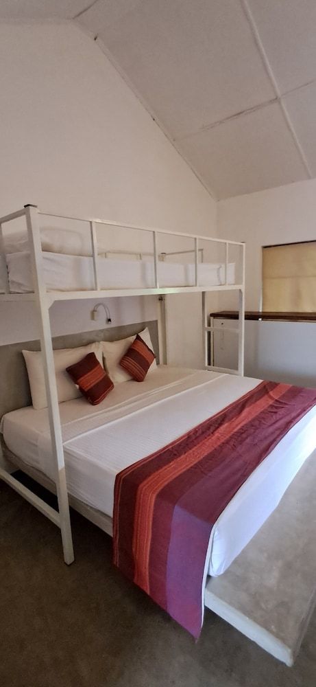 Kutumbaya Deluxe Quadruple Room 8