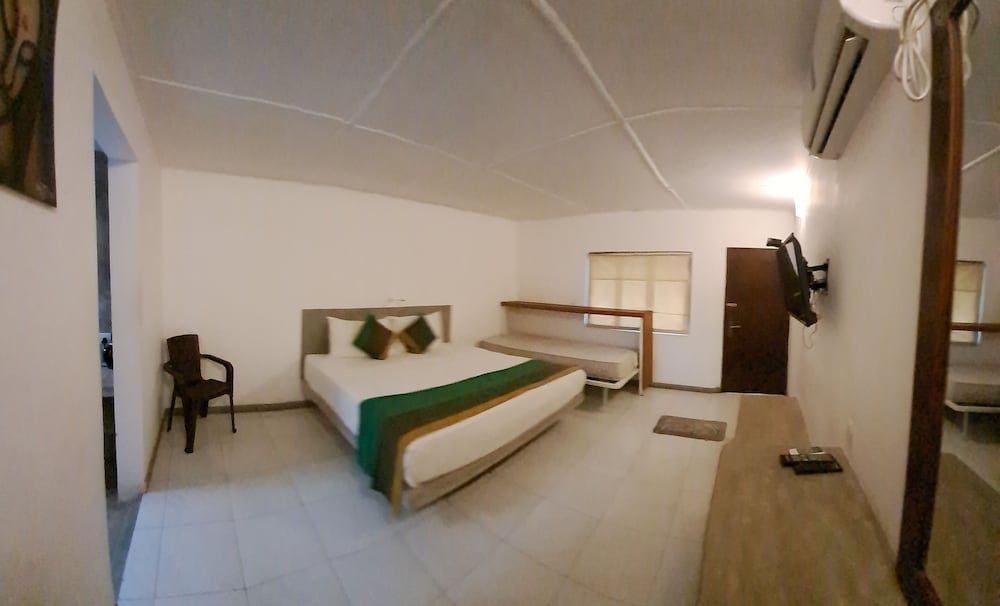 Kutumbaya Deluxe Triple Room 7