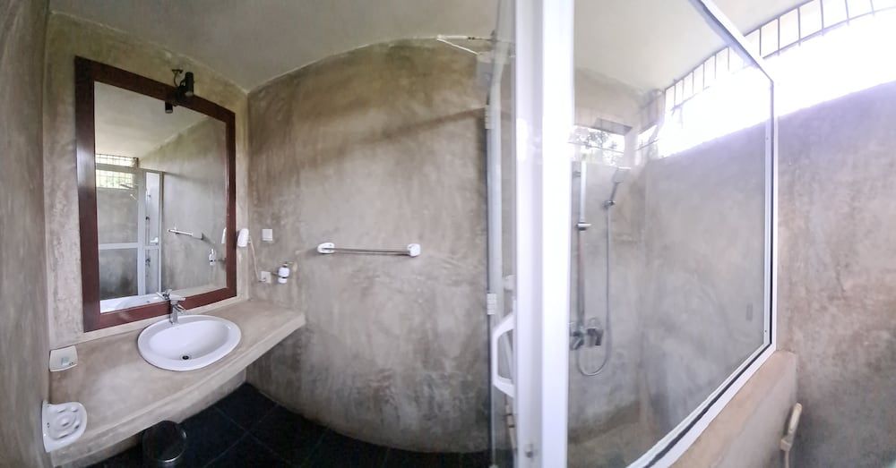 Kutumbaya Deluxe Triple Room 14