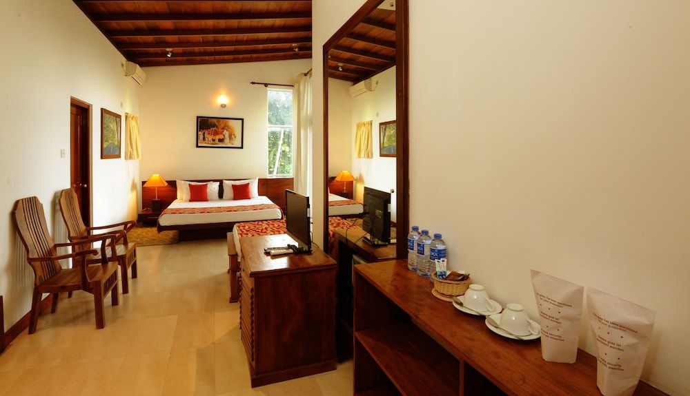 Hotel See Kandy Deluxe Triple Room, Lake View 13