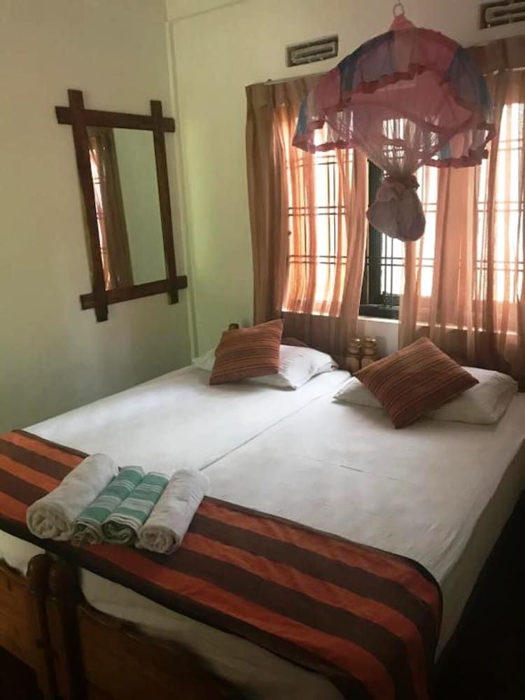 undefined Sujatha Tourist Rest