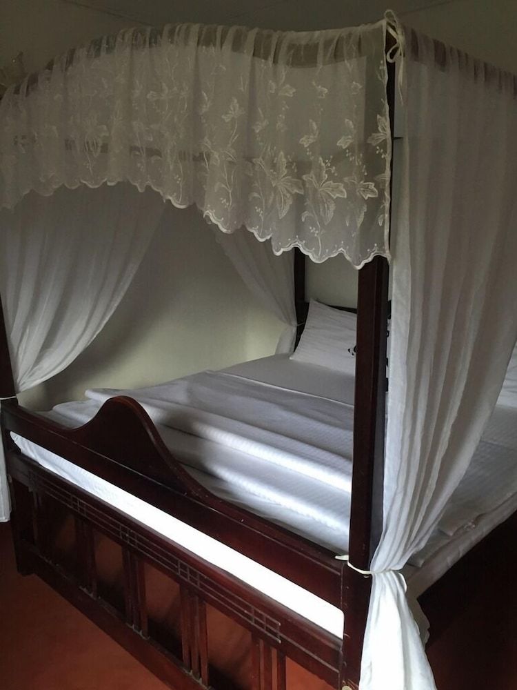 Stone Bungalow Basic Bungalow, 4 Bedrooms, Smoking, Hill View 2