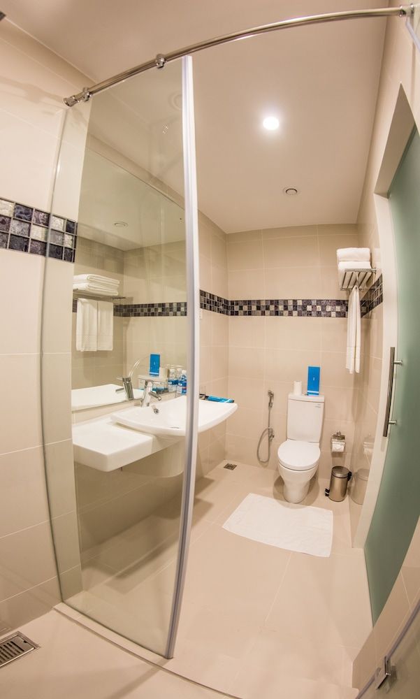 Fairway Colombo - Sri Lanka's First Hotel With Robot Technology Superior Twin Room 9