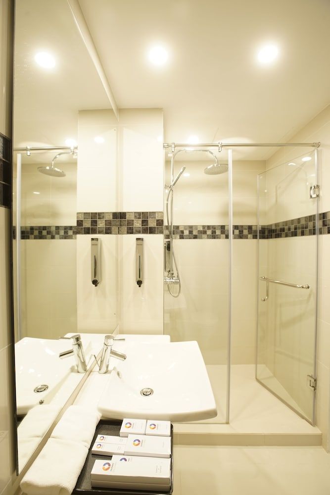 Fairway Colombo - Sri Lanka's First Hotel With Robot Technology Superior Twin Room 11