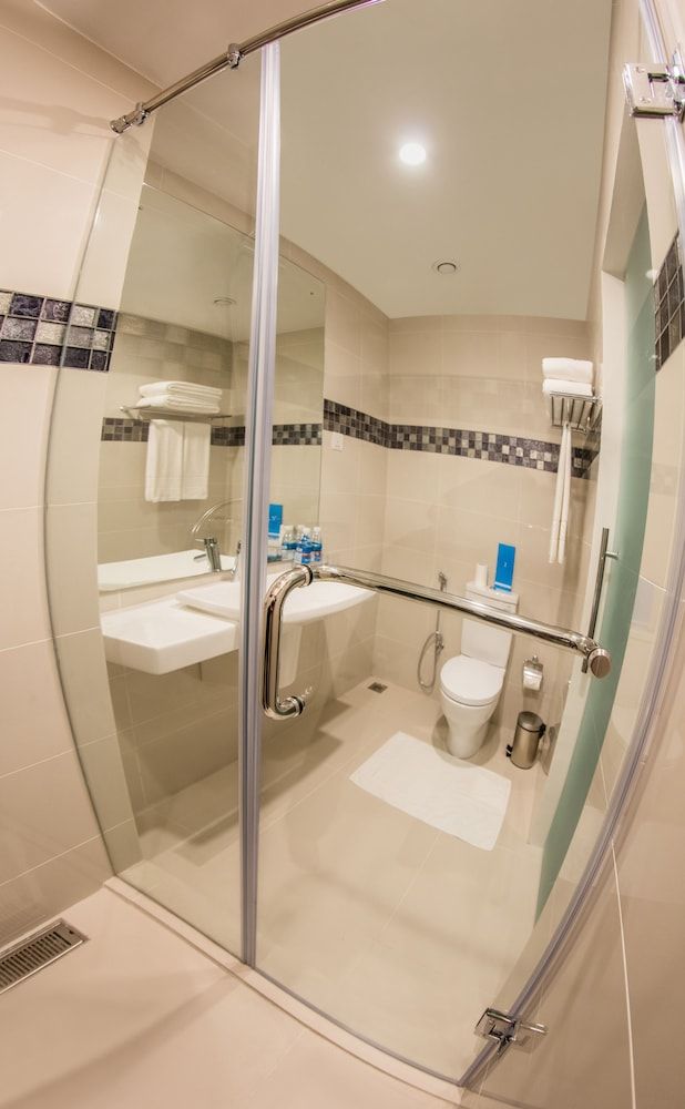 Fairway Colombo - Sri Lanka's First Hotel With Robot Technology Superior Twin Room 10