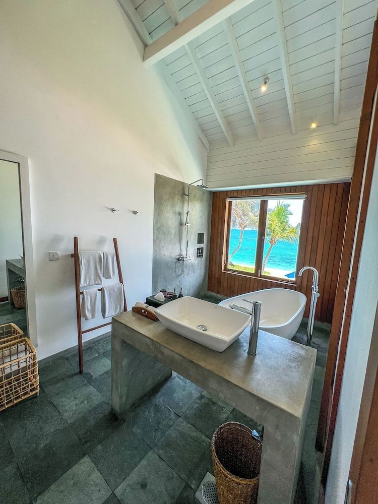 Ubuntu Beach Villas By Reveal Deluxe Room, Bathtub, Ocean View 4