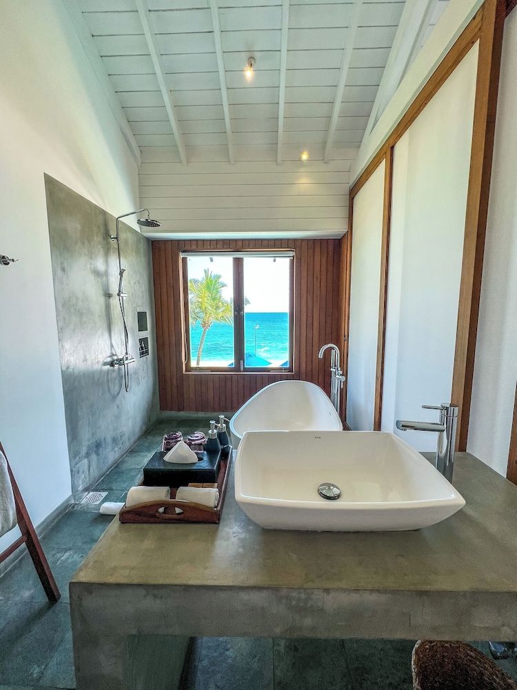 Ubuntu Beach Villas By Reveal Deluxe Room, Bathtub, Ocean View 3