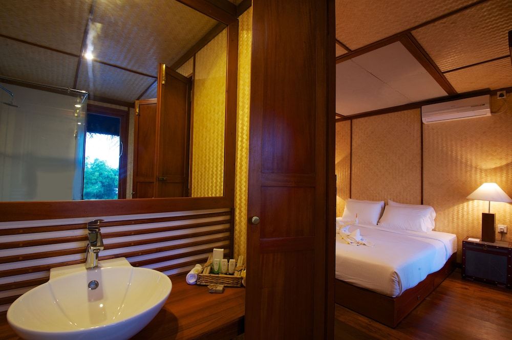 Yathra Houseboat Cabin with Cruise 7