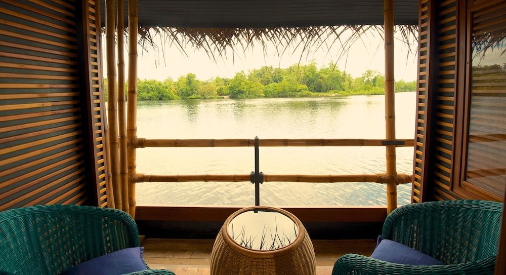 Yathra Houseboat Cabin with Cruise 9