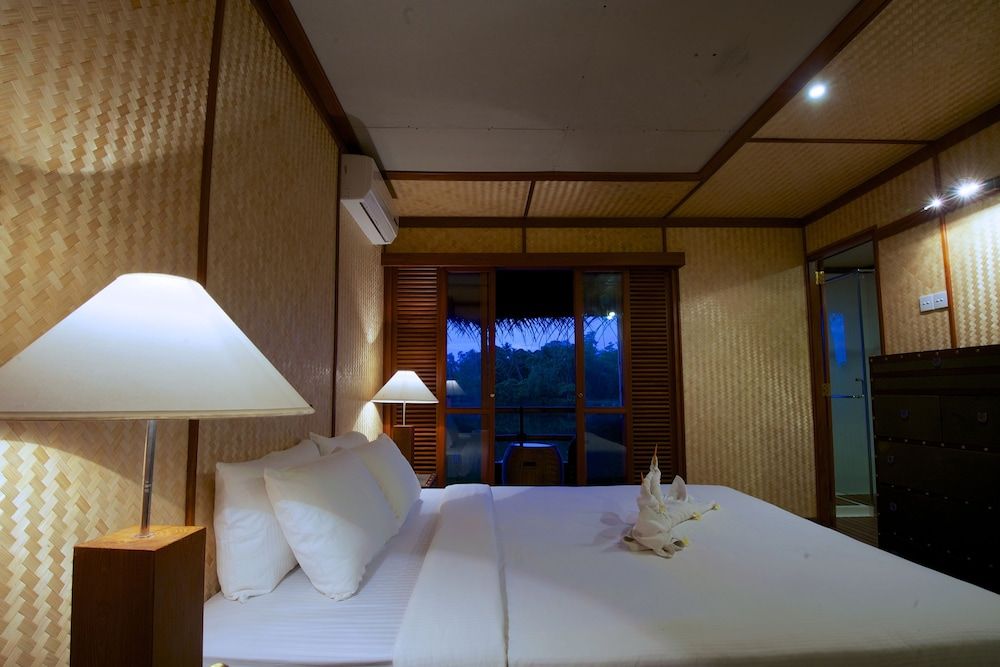 Yathra Houseboat Cabin with Cruise 5
