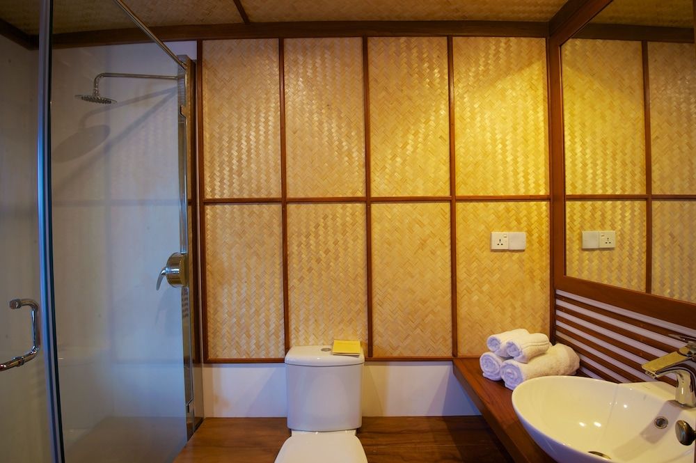 Yathra Houseboat Cabin with Cruise 6