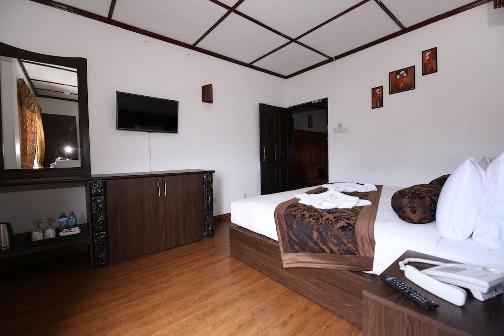 Hotels JoJos Deluxe King Room  with Lake View 3