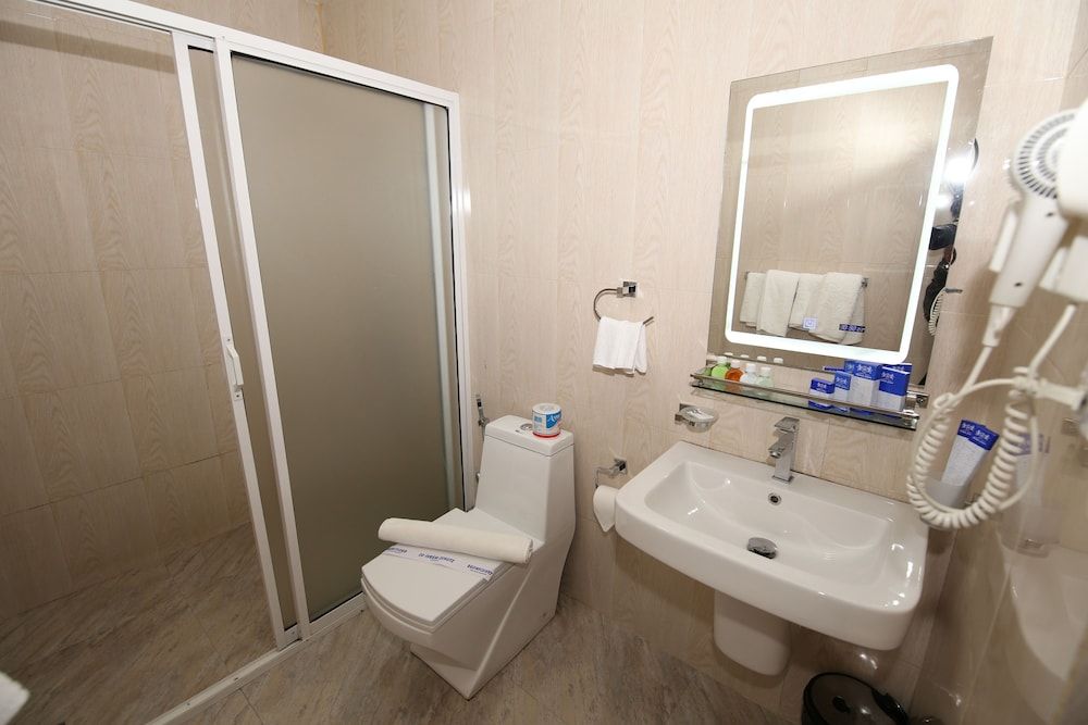 Hotels JoJos Deluxe King Room  with Lake View 7