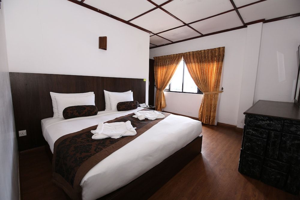 Hotels JoJos Deluxe King Room  with Lake View 2