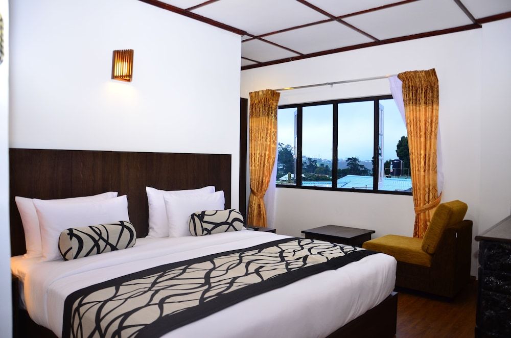 Hotels JoJos Deluxe King Room  with Lake View 4