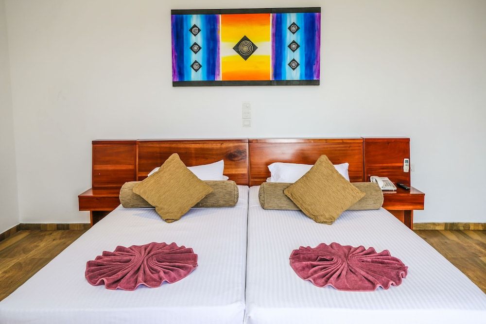 undefined Oak Ray Regency Hotel 2