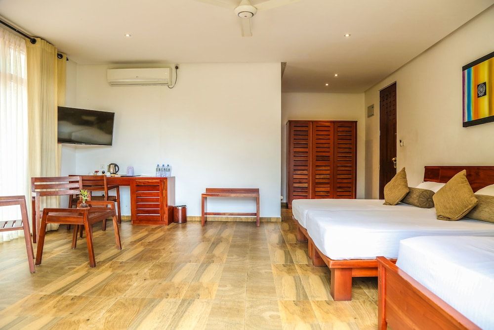 Oak Ray Regency Hotel Deluxe Triple Room