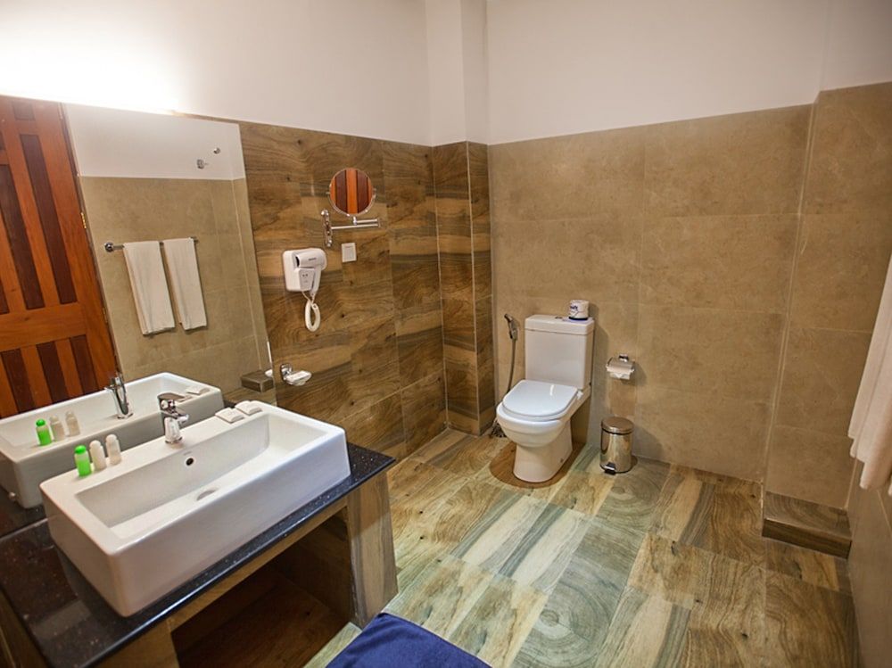 Oak Ray Regency Hotel Deluxe Room 4