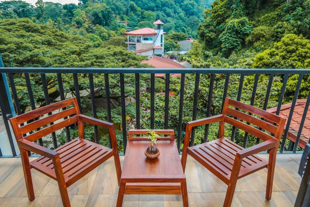 Oak Ray Regency Hotel Deluxe Room 3