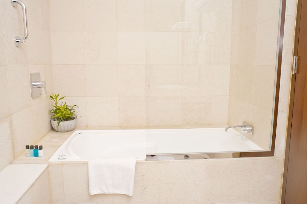 Deep soaking bathtub