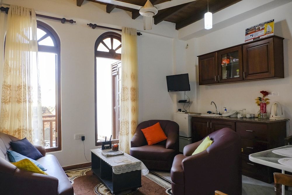 Southern Comforts - Galle Fort Classic Double Room, Ensuite, Courtyard Area 3