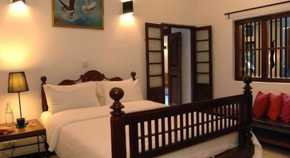 Villa Capers Signature Room, 1 Queen Bed, Pool Access 2